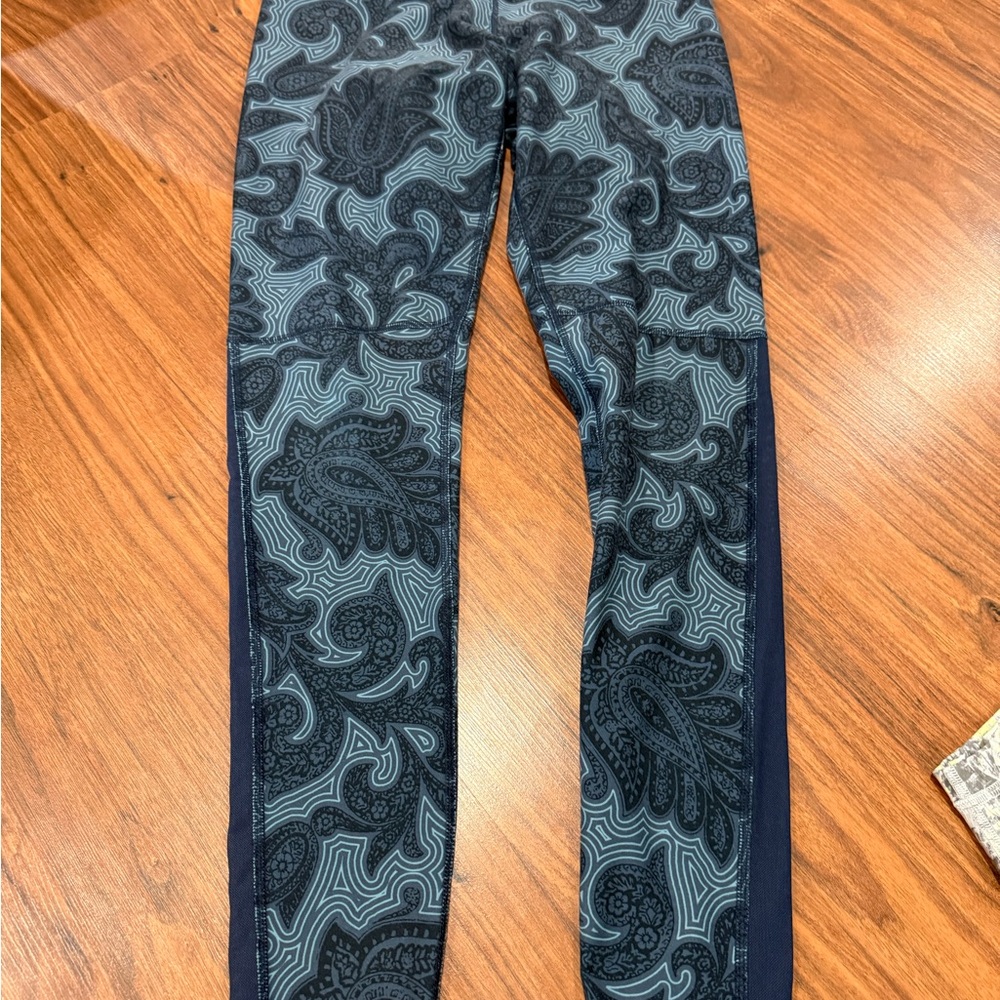 Nike Black and Gray Paisley Leggings adult small
